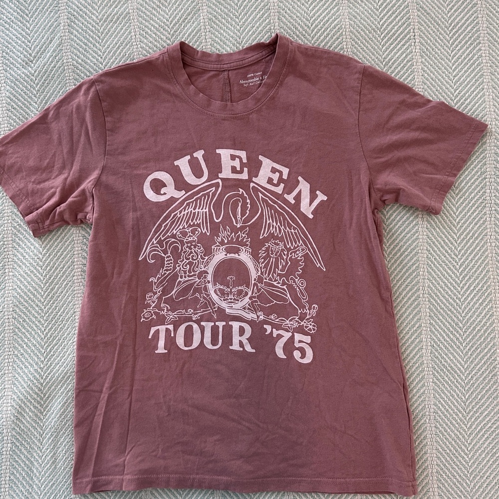 Abercrombie & Fitch Queen Graphic Tee